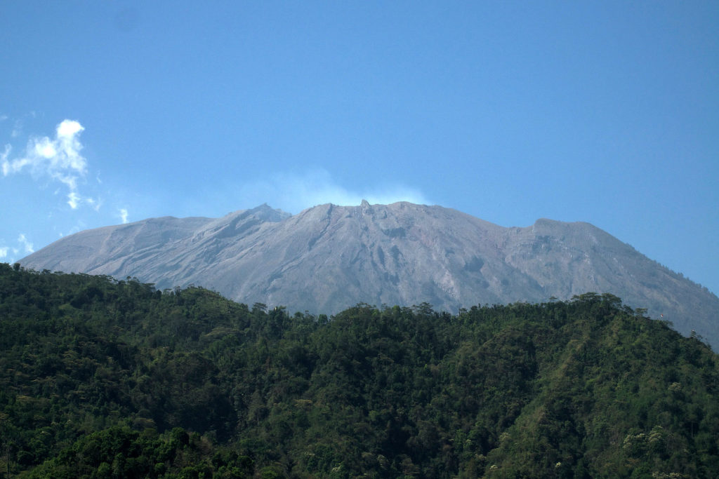 Fumerolles au sommet du volcan Agung