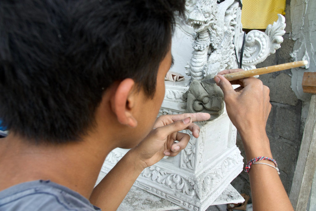Jeune sculpteur sur ciment