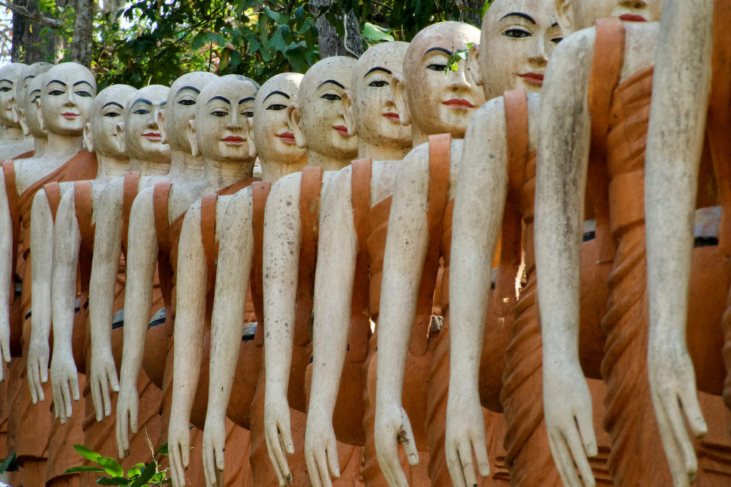 Statues en procession dans un temple près de Kratie