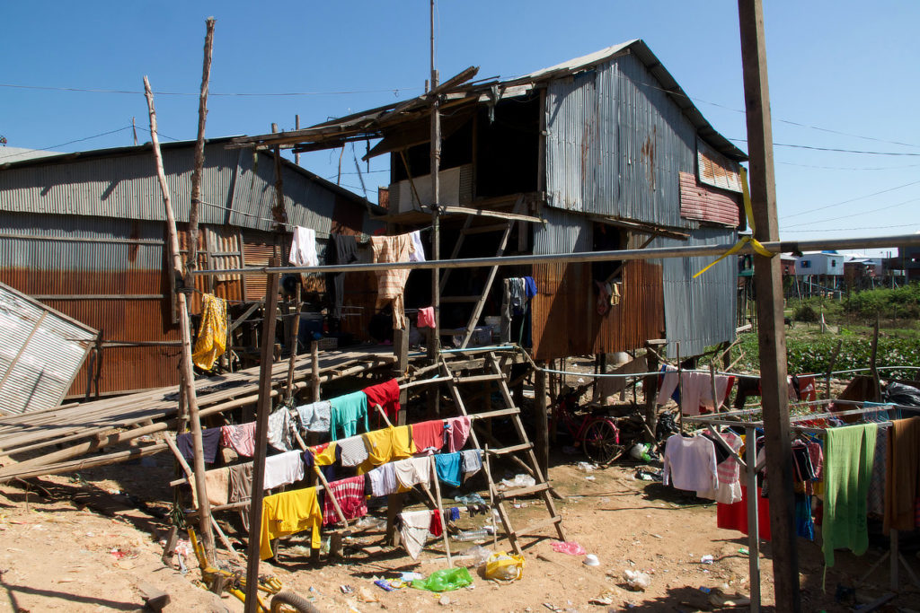 Maison modeste dans un village du Tonle Sap