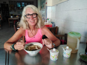Chantal et sa soupe du petit-déjeuner à Krabi