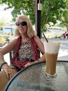 Chantal devant son cappuccino glacé