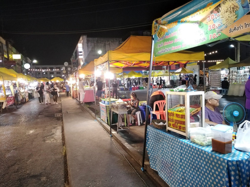 Sur le marché nocturne déserté de Krabi