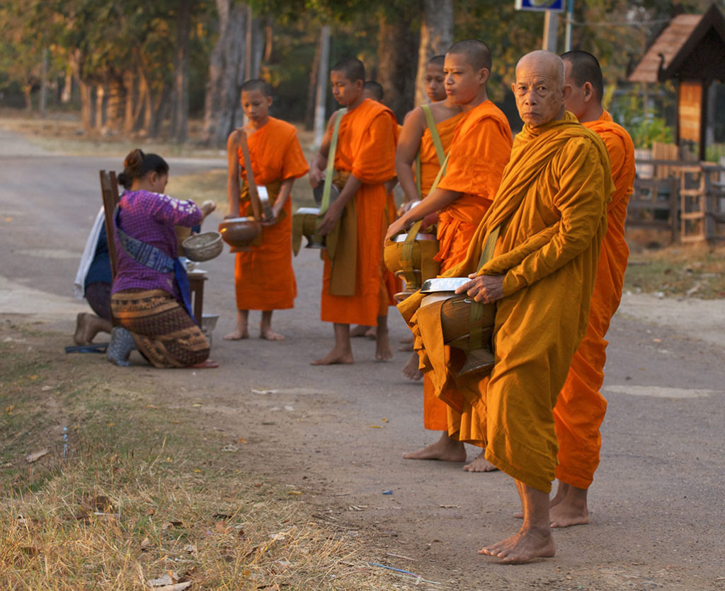 Cérémonie matinale de l’aumône des moines sur l’île de Don Khong