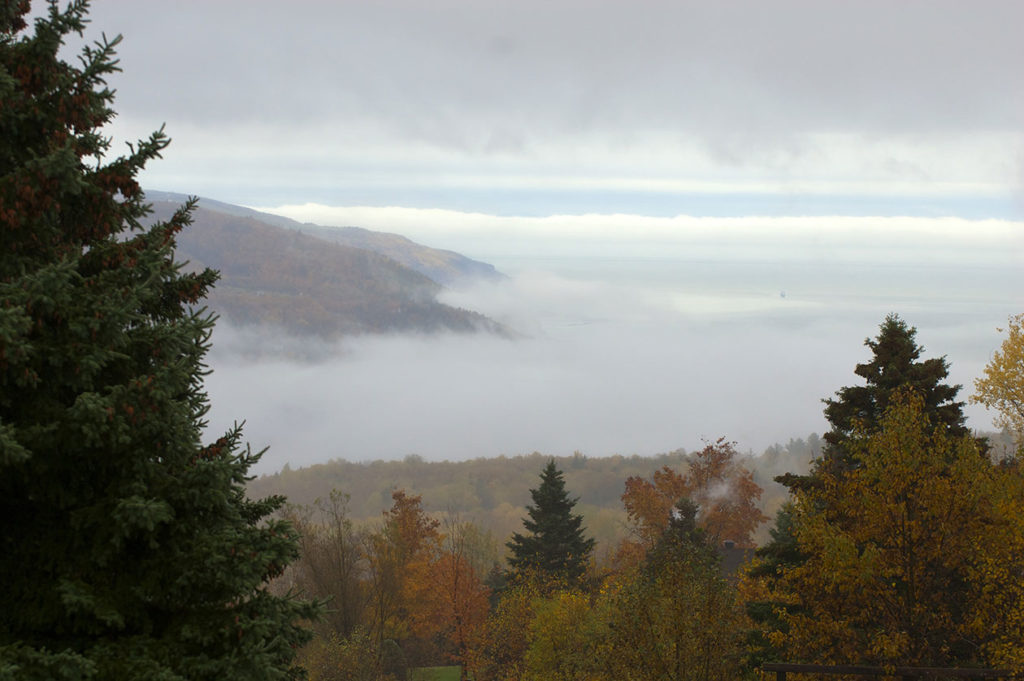 Vue sur le Saint-Laurent dans la brume matinale depuis la Route des Montagnes