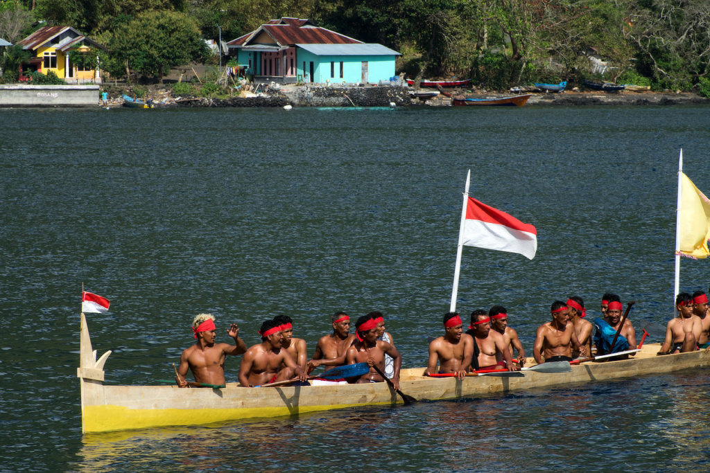 Bandaneira,Indonésie,Moluques,bateau traditionnel, rameurs