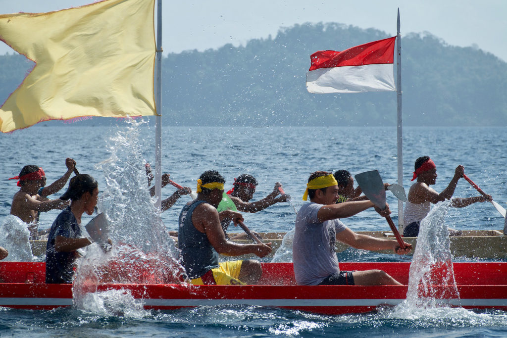Bandaneira,Indonésie,Moluques,bateau traditionnel, rameurs