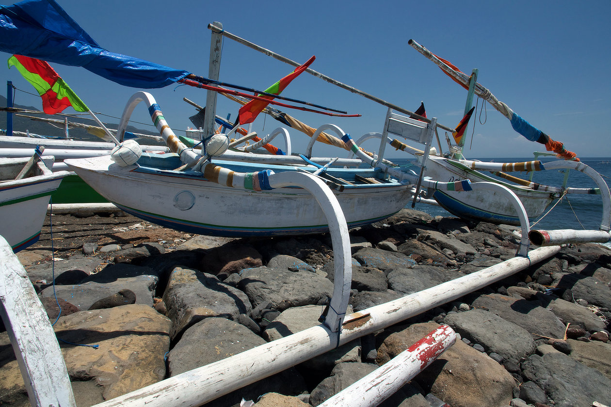 Prahu sur la plage de Seraya