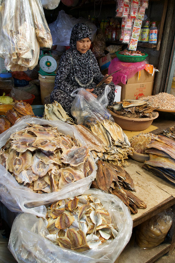Dans le marché couvert de Kampot au Cambodge