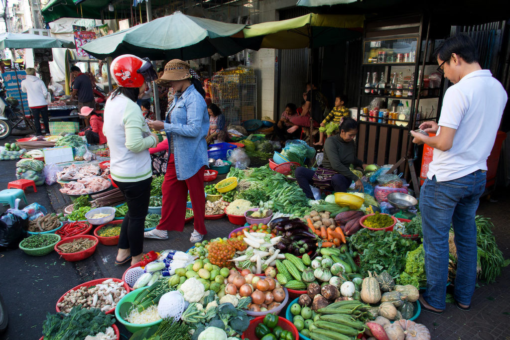 Marché dans une rue de Phnom Penh