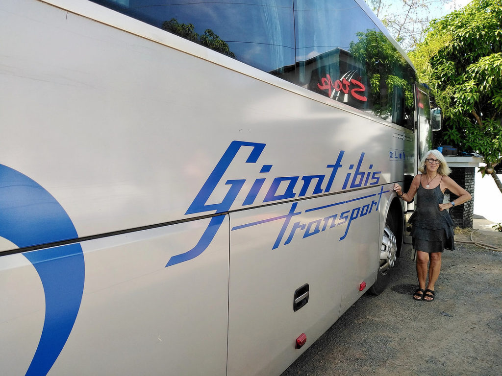 Chantal Diveu devant notre bus Giant Ibis