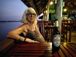 Chantal à l'apéro devant le Mékong