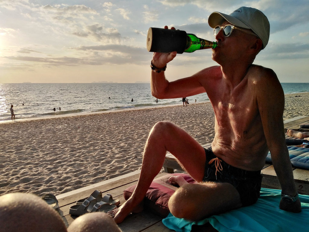 Petit apéro sympa au coucher de soleil à Ko Lanta