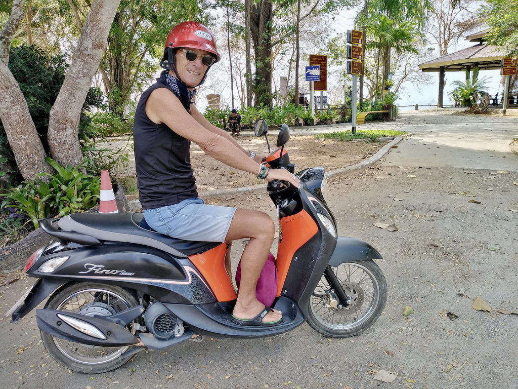 Alain sur la petite moto toute neuve