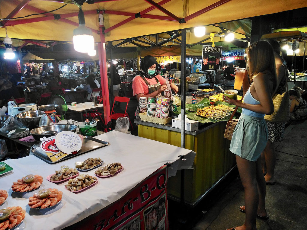 Stand sur le marché déserté