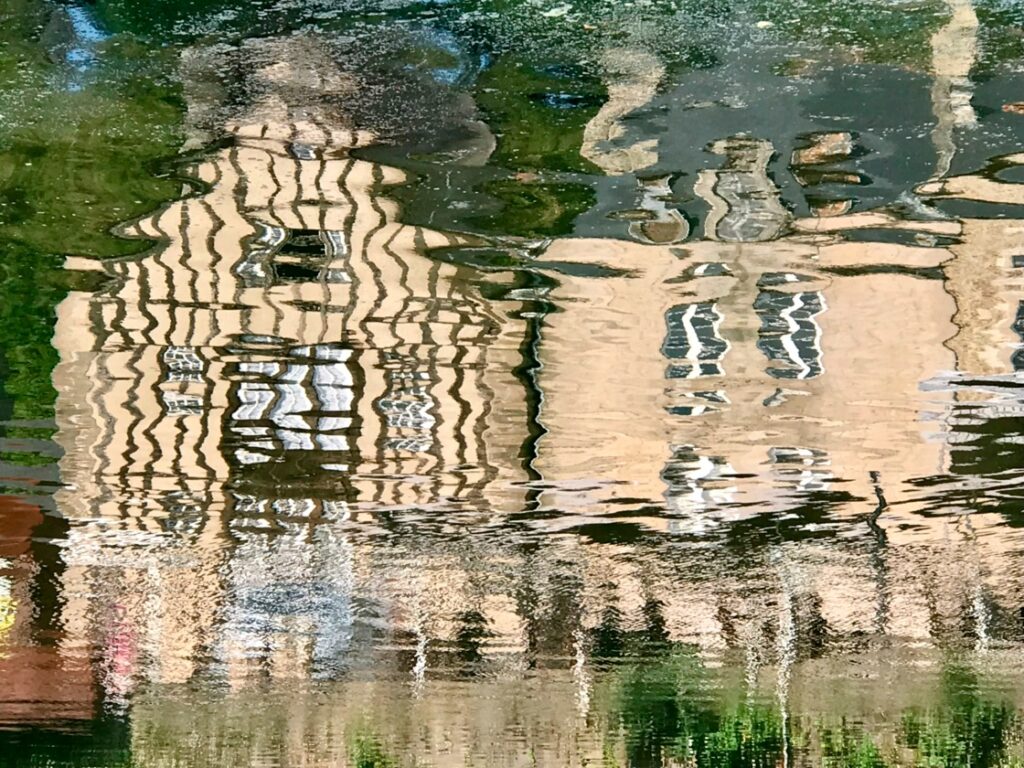 Reflets dans la Rance des maisons du port